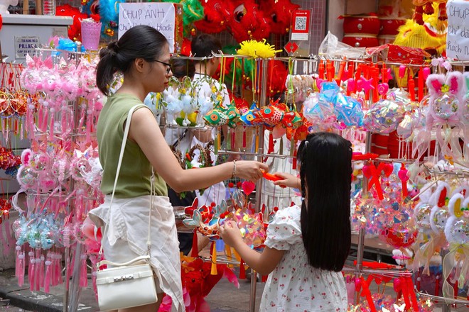 Giữa Hàng Mã rực rỡ, người ta vẫn nhớ một mùa Trung thu giản dị - Ảnh 10.