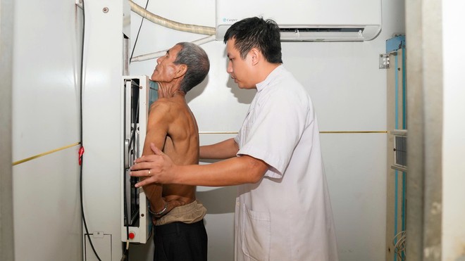 Hơn 1.000 người dân ở Huế được khám sức khỏe, sàng lọc ung thư miễn phí- Ảnh 4.