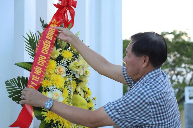 Thứ trưởng Đỗ Xuân Tuyên và đoàn Hội Cựu chiến binh Bộ Y tế tri ân cácAnhhùng,LiệtsĩtạiQuảngNinh - Ảnh 4.