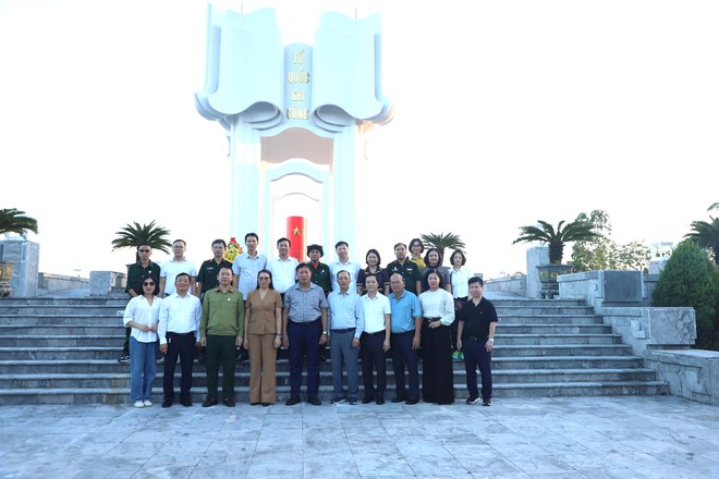 Thứ trưởng Đỗ Xuân Tuyên và đoàn Hội Cựu chiến binh Bộ Y tế tri ân cácAnhhùng,LiệtsĩtạiQuảngNinh - Ảnh 7.