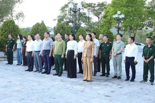 Thứ trưởng Đỗ Xuân Tuyên và đoàn Hội Cựu chiến binh Bộ Y tế tri ân cácAnhhùng,LiệtsĩtạiQuảngNinh - Ảnh 5.