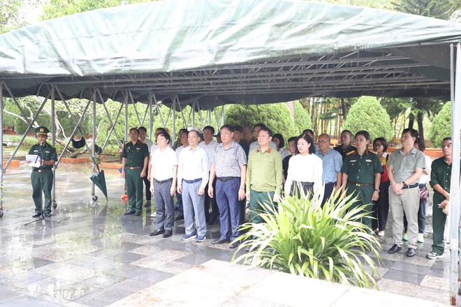 Thứ trưởng Đỗ Xuân Tuyên và đoàn Hội Cựu chiến binh Bộ Y tế tri ân cácAnhhùng,LiệtsĩtạiQuảngNinh - Ảnh 2.