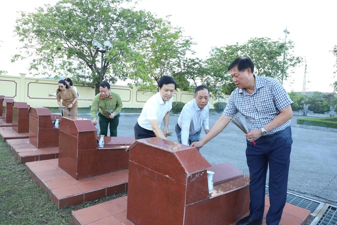 Thứ trưởng Đỗ Xuân Tuyên và đoàn Hội Cựu chiến binh Bộ Y tế tri ân cácAnhhùng,LiệtsĩtạiQuảngNinh - Ảnh 6.