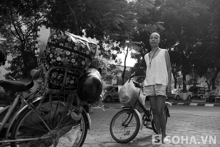  Chị Mùi của hiện tại - ánh mắt chị đang ngóng chờ chồng con để cùng đi chơi ở bãi sông Hồng.