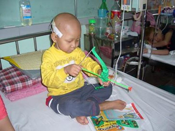 MẸ ƠI CON ĐAU QUÁ!
Tiếng trẻ non nớt như dao cắt lòng. Những em bé đáng lẽ được sống trong gia đình với bao niềm vui trong veo của tuổi thơ, nay lại phải sống trong cảnh đau đớn với căn bệnh hiểm nghèo- ung thư.
Chỉ với vài lát cắt ngắn ngủi của cuộc sống trên chương trình truyền hình trực tiếp Ngày mai tươi sáng đã cho ta thấy những nỗi đau chất chồng của người bệnh ung thư , những đứa trẻ mắc ung thư và người nhà của họ. Nghèo hóa và bỏ cuộc trong trận chiến với căn bệnh ung thư của người bệnh là điều đáng day dứt nhất!