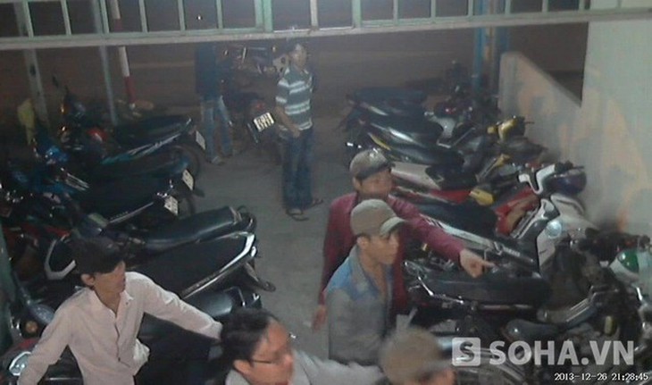 Camera ngoài cửa ghi lại hình ảnh các đối tượng lao vào quán chém người