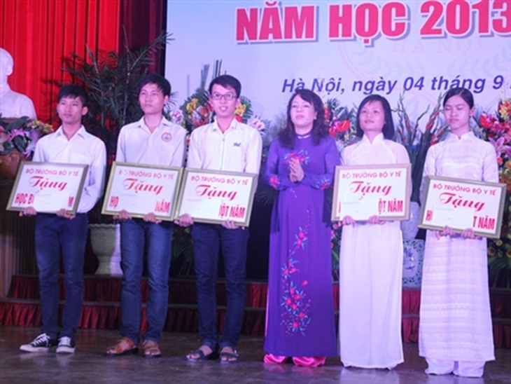 Bộ trưởng Y tế Nguyễn Thị Kim Tiến trao quà cho sinh viên. Ảnh: Đỗ Hợp