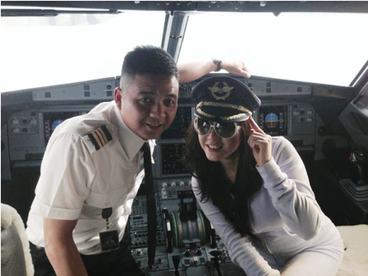 Cơ trưởng chuyến bay VN595 cho Lý Nhã Kỳ vào buồng lái chụp ảnh