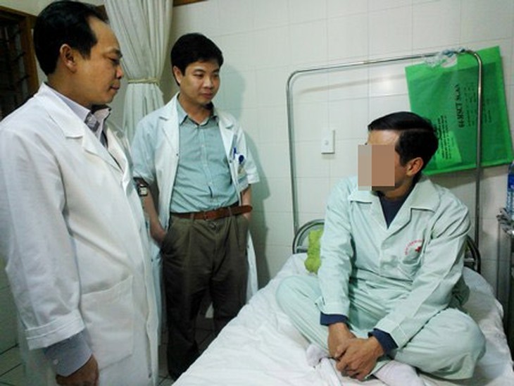 Các BS Khoa Ngoại nhi - Cấp cứu bụng thăm bệnh nhân T.