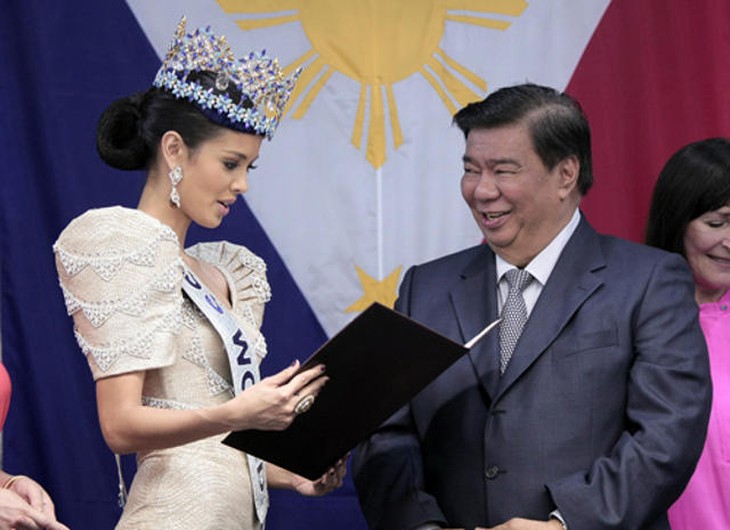  Megan và Thượng nghị sĩ Franklin Drilon. Ảnh: PRIB/Joseph Vidal