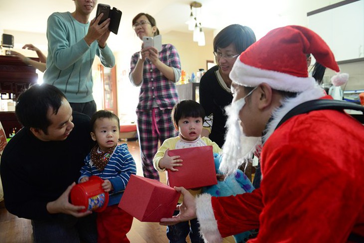Ông già Noel Hà Nội cưỡi môtô khủng đi trao quà 13