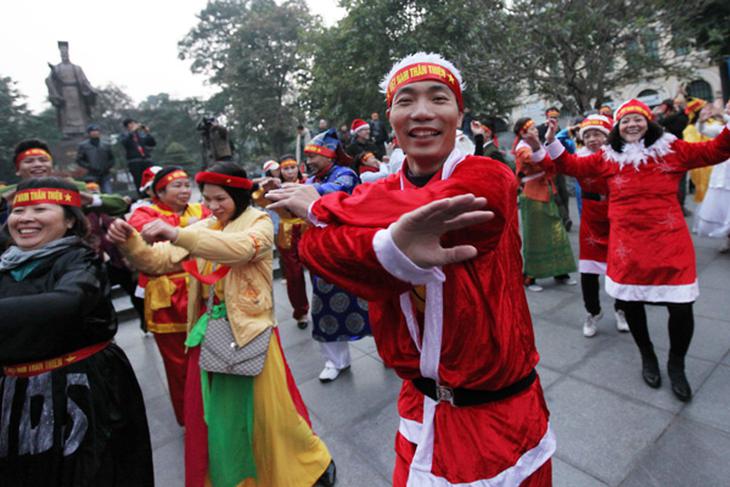 Giáng sinh, năm mới, yoga cười