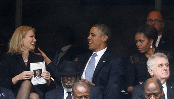 Ông Obama vui vẻ cười cùng nữ Thủ tướng Đan Mạch trong khi bà Obama liếc sang mặt đầy nghiêm nghị.