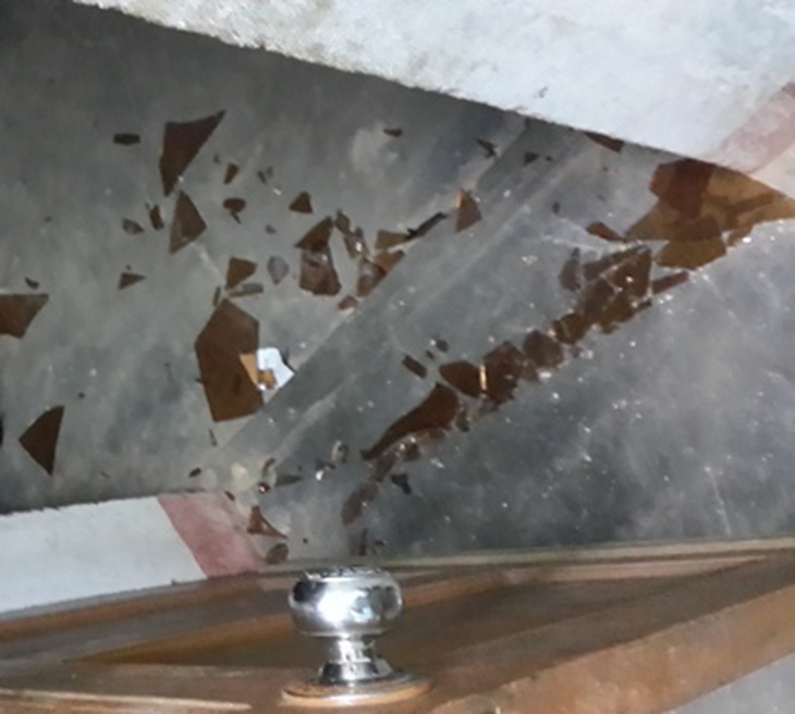 Nhiều cửa kính tại khu nội trú của giáo viên bị nhóm đối tượng này ném đá gây vỡ