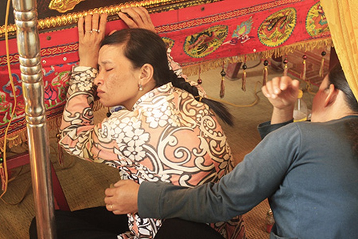 Mẹ nạn nhân khóc ngất bên con