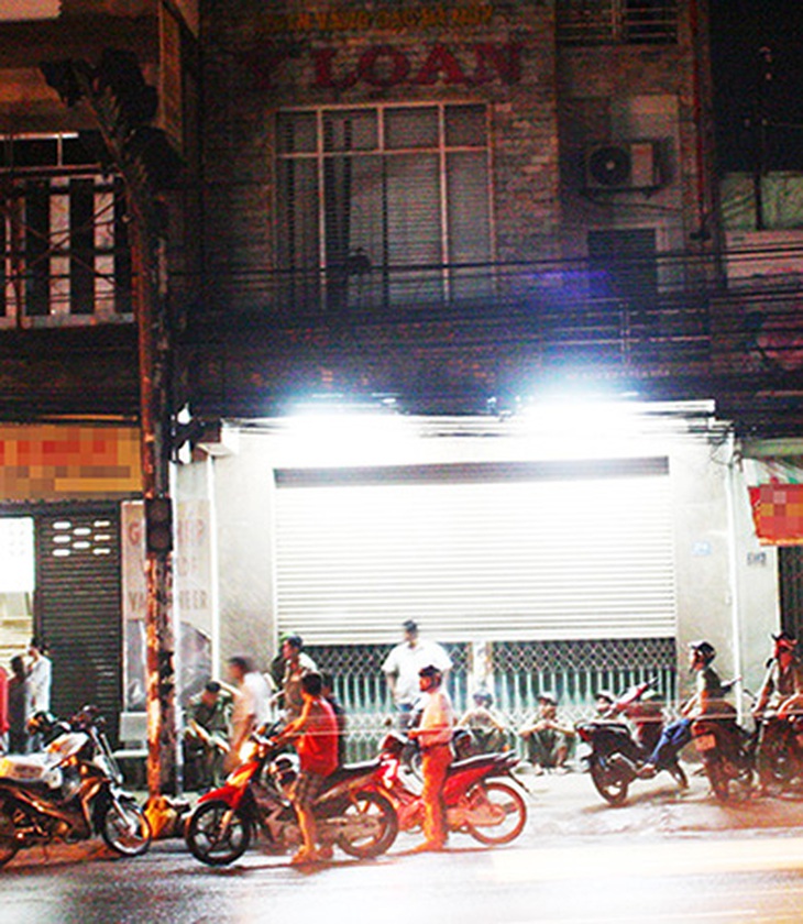 Những người cho tiệm vàng Ý Loan vay tiền kéo đến khi nghe tin tiệm vàng này vỡ nợ