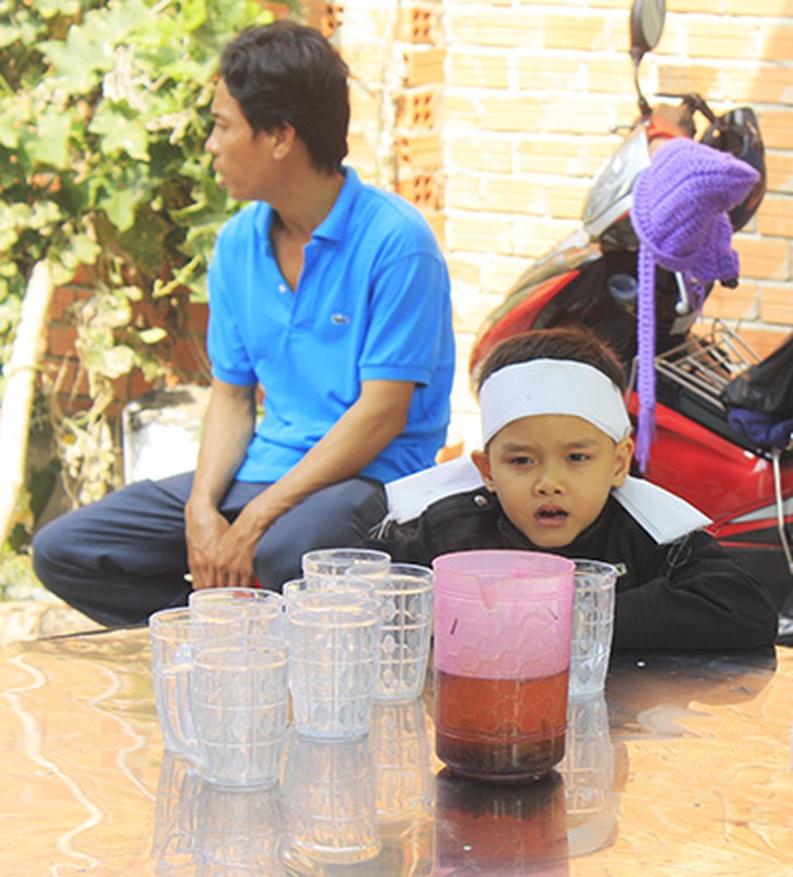 Bé Giang vẫn đang chờ quà của anh Long