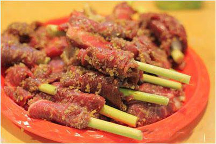 
	Bò nướng quấn sả dùng cho trường hợp ăn kém chậm tiêu, viêm gan vàng da, viêm khí phế quản.