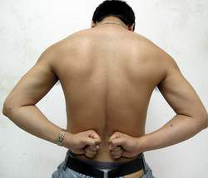  	Dùng gồ các ngón day huyệt thận du.