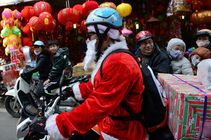 Ông già Noel Hà Nội cưỡi môtô khủng đi trao quà 7