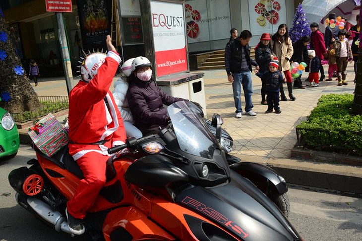 Ông già Noel Hà Nội cưỡi môtô khủng đi trao quà 8
