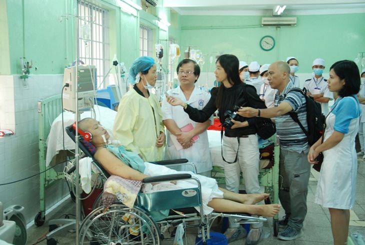 Người nhà bệnh nhân cho biết rất xúc động trước sự tận tâm và hết lòng cứu chữa người bệnh của các BS.
