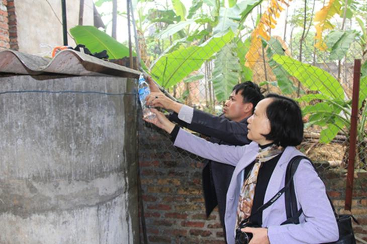 
	PGS.TS.Nguyễn Thị Nữ, Trưởng khoa Đông máu đang lấy mẫu nước về xét nghiệm.