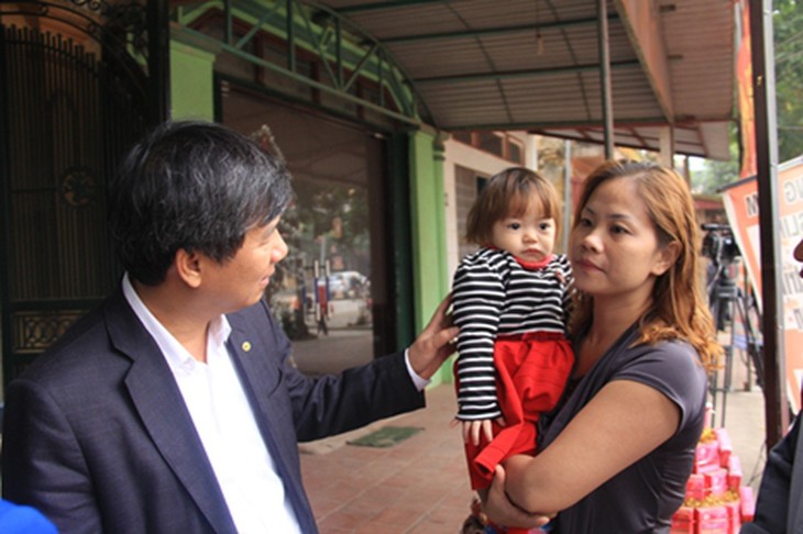 
	GS.TS.Nguyễn Anh Trí hỏi thăm tình hình con gái của Nguyễn Thị Phương Liên (huyện Tân Yên, Bắc Giang) cũng điều trị tại Viện Huyết học - Truyền máu Trung ương vừa được ra Viện. Hiện tại sức khỏe của cháu đã ổn định.