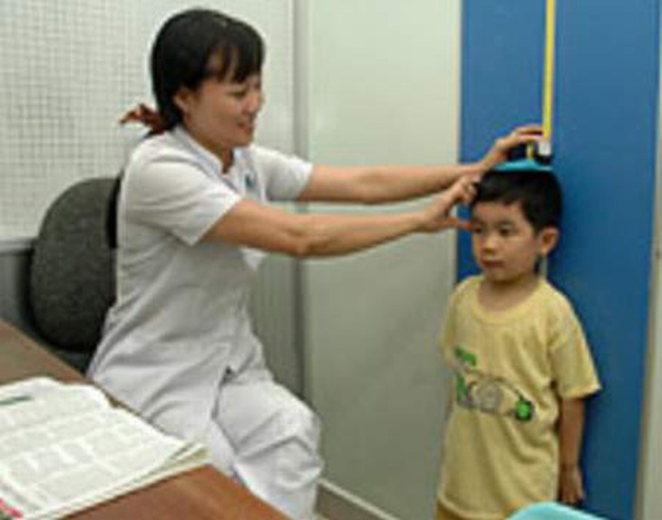 Đo chiều cao cho trẻ
