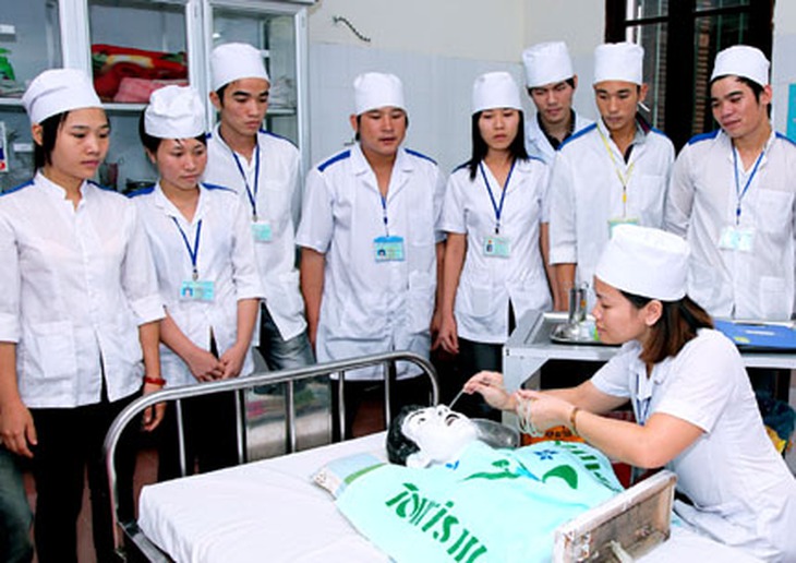  	Nước ta có được ưu điểm là có hệ thống khám chữa bệnh từ xã đến trung ương, và đảm đương khá tốt các bệnh thông thường, nhưng còn chuyên sâu thì còn xa quá. Ảnh minh họa.