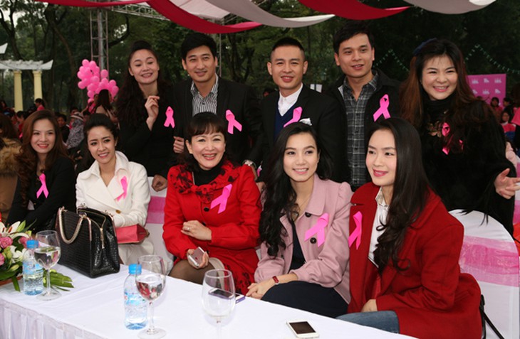 
	Các nghệ sĩ tham gia hưởng ứng các hoạt động trong dự án phòng chống bệnh ung thư vú.