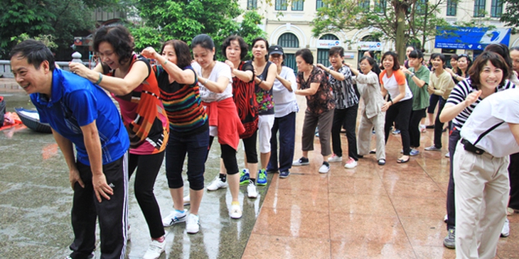 Không vận động nhiều như thể dục dưỡng sinh hay thể dục nhịp điệu, yoga cười chỉ thao tác những động tác đơn giản như: vẫy tay, vỗ tay, nối đuôi đi vòng quanh, cười lớn.. nhưng sau mỗi buổi tập ai cũng cảm thấy tinh thần trở nên sảng khoái, đẩy lùi được những ưu tư phiền muộn trong đời sống hằng ngày