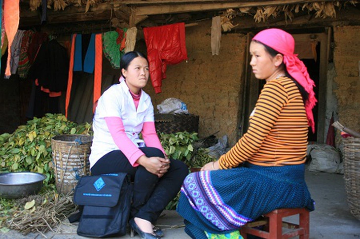  	Sùng Thị Má mang thai lần đầu và hay bị những cơn đau bụng. Mỗi lần như vậy, bố mẹ và chồng lại đi rừng kiếm lá để đắp quanh bụng. Từ khi có cô đỡ đến tận nhà thăm khám, Má và gia đình rất yên tâm.