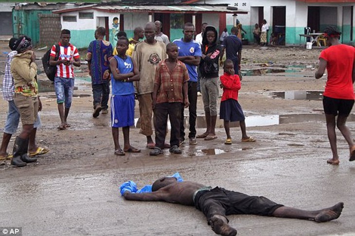 Thi thể một nạn nhân Ebola trên đường phố Monrovia. Ảnh: AP