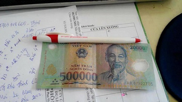 Tờ tiền y như thật được ghép từ tờ 500k và 20k. Ảnh: FB