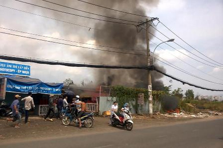 Ngọn lửa bắt nguồn từ bãi rác bên ngoài bãi giữ xe
