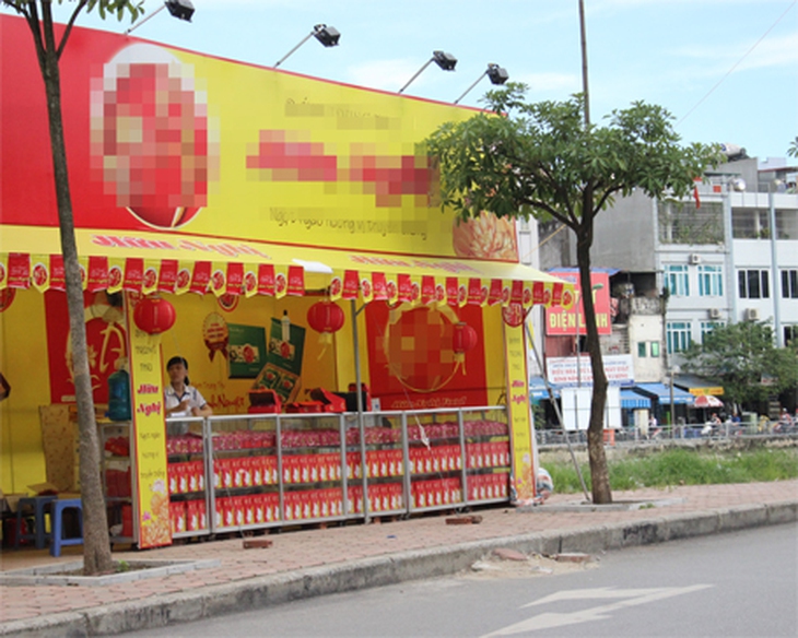Nhiều quầy bán bánh Trung thu luôn trong tình trạng vắng khách, ế ẩm...