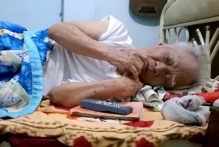 Nhạc sĩ già nâng niu từng đồng tiền được những người hảo tâm kính biếu. Ông có một chiếc túi nhỏ khâu ở cạp quần, bên trong có chiếc ví nhỏ, đựng tiền và giấy tờ tùy thân. Ông vuốt ve từng đồng tiền thật phẳng phiu trước khi cho vào ví.