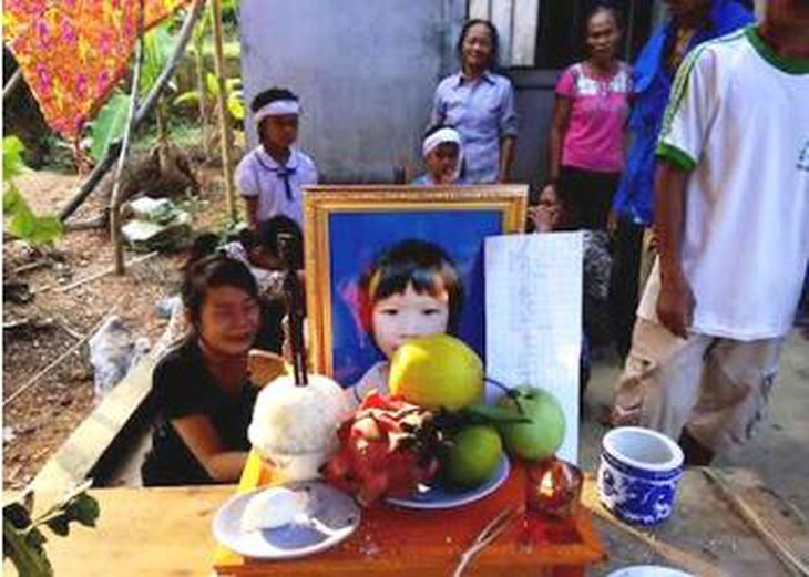 Bàn thờ đơn sơ bày di ảnh bé Nhung