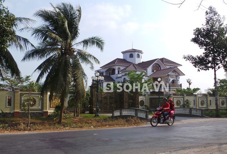 Cận cảnh biệt thự gây choáng ngợp của ông Truyền tại Bến Tre