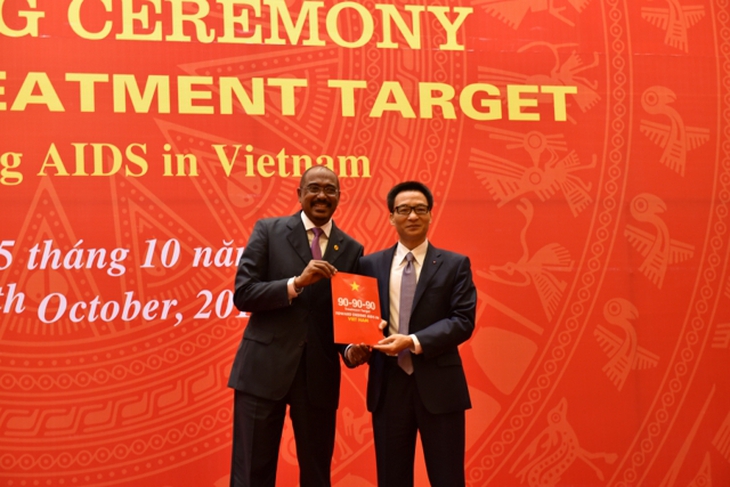 Phó Thủ tướng Vũ Đức Đam và Ngài Michel Sidibé, Phó Tổng Thư ký Liên hợp quốc cam kết thực hiện mục tiêu 90-90-90
