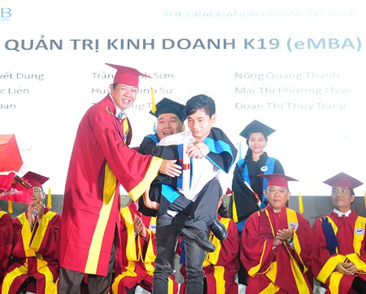 Tân Thạc sĩ Trần Thanh Sơn được cõng lên nhận bằng.
