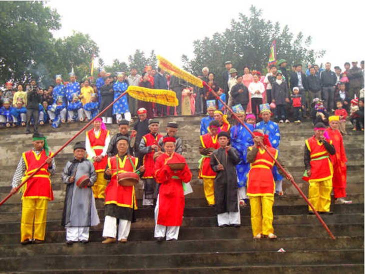 Lễ hội bên sông Đuống