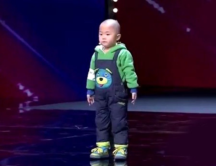 Zhang Junhao tham gia dự thi với tiết mục nhảy “ngẫu hứng”.