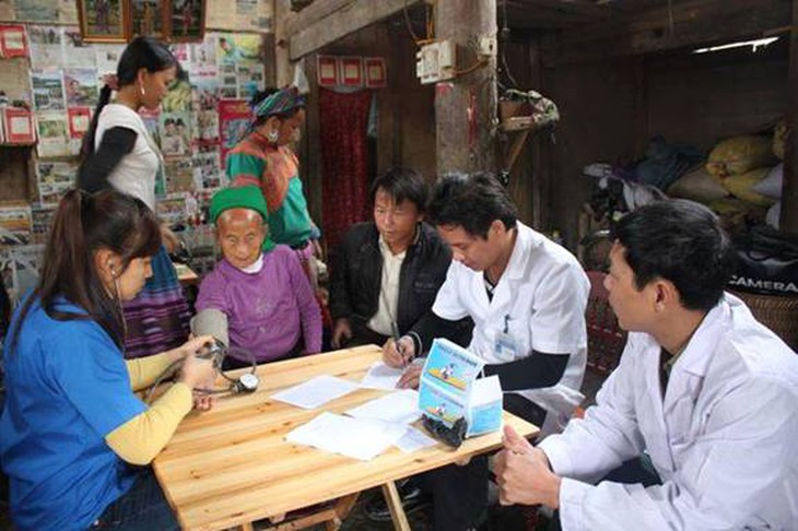 Khám bệnh tại nhà dân Na Lốc Mường Khuong