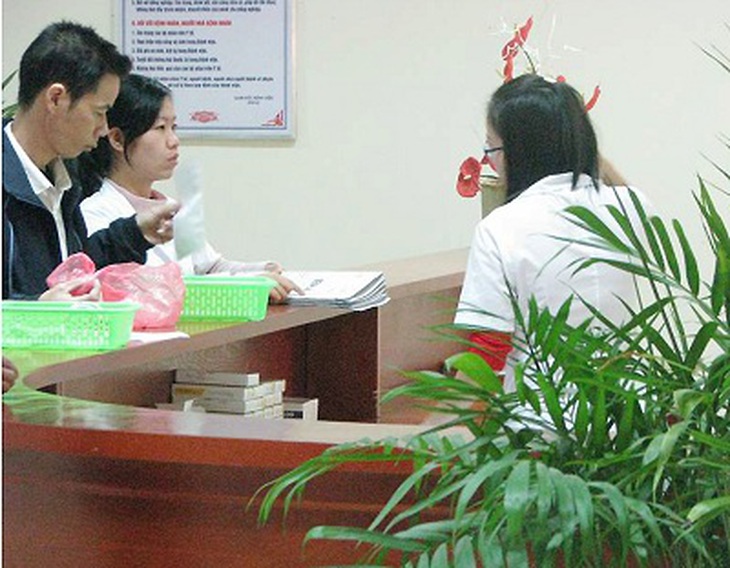 Tiếp đón và hướng dẫn bệnh nhân khám tại BV K cơ sở 3 (Tân Triều). Ảnh: TM