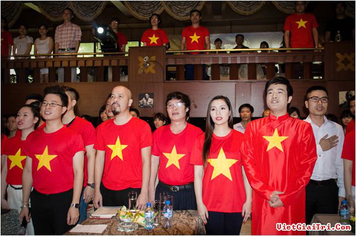 Các nghệ sĩ cùng nhau hát Quốc ca.