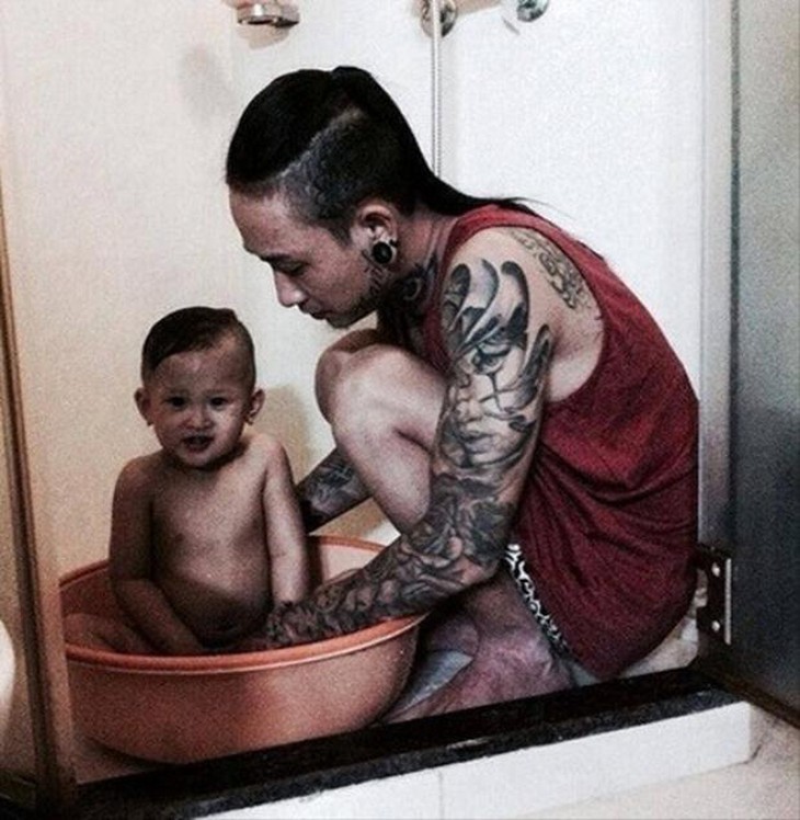 Ông bố 9x làm thợ chăm con.