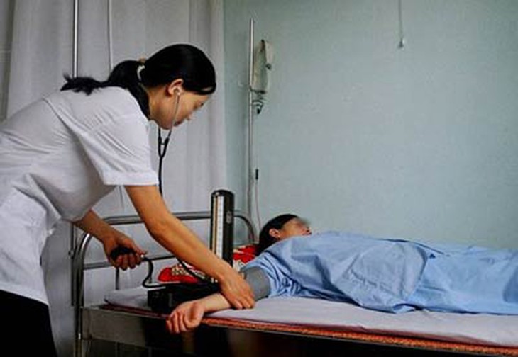 Đo huyết áp cho bệnh nhân tâm thần
