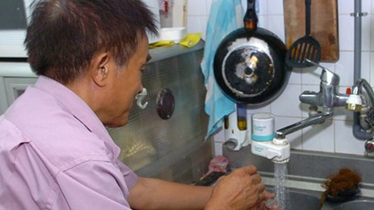 Nhiều hộ dân dùng nước máy, nhưng phải thường xuyên thông vòi vì cặn bám. Ảnh: Như Ý